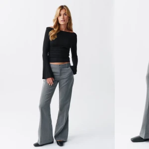 Grå bootcut kostymbyxor, stl 36 - Snygga gråmelange kostymbyxor med bootcut-silhuett och avslappnad passform från Gina Tricot . Modellen heter relaxed bootcut trouses grey melange. Helt oanvända lapparna kvar. Köpare står för frakt alt mötas på Ekerö. 