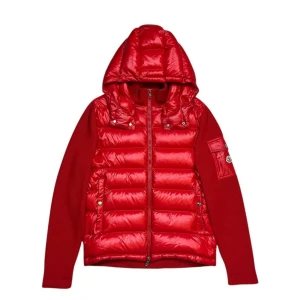  MONCLER TRICOT CARDIGAN, st L - MONCLER DOWN TRICOT CARDIGAN Märke: Moncler Kön: Herr Skick: Mycket fint skick Kategori: Vår/höstjacka Storlek: L Material: Polyester Medföljer: Endast jackan Estimerat butikspris: 12 045kr Färg: Röd