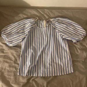 Randig blus - Blåvit randig blus med puffärmar. Använd 1 gång! Passar XS/S! Somrig