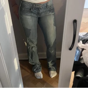 Low-waist bootcut jeans  - Säljer mina lågmidjade jeans som jag knappt använt så jag anser att modellen ej passar mig. Dom är storlek 32-34 i midjan 