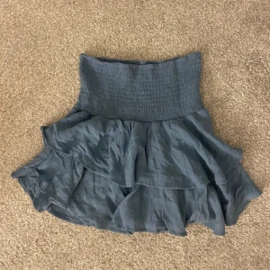 Blå volangkjol - Fin kjol med volanger. Passar XS/S! Perfekt på sommaren