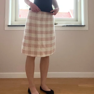 Rutig vintage-kjol - Så söt rutig vintage-kjol som inköptes på 90-talet, kommer tyvärr aldrig till användning. Väldigt bra skick trots att den är gammal. Återkom för fler bilder.