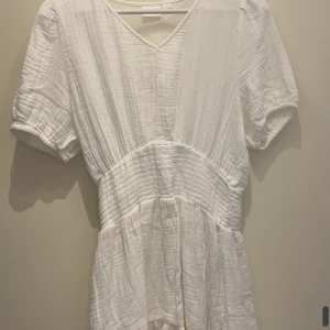 Vit kortklänning från Gina Young  - En vit klänning från Gina Young i storlek 158/164, S. Klänningen säljs inte längre och är perfekt för en sommar kväll eller på en skolavslutning. Klänningen har inga hål någonstans, missfärgningar eller slitningar. Skriv gärna privat om ni har några frågor o funderingar eller för flera bilder på klänningen. Skriv ALLTID privat innan ni köper!💘