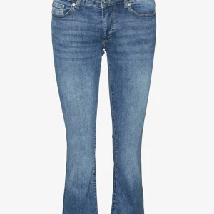 Blå bootcut jeans från VEROMODA  - Snygga blå bootcut jeans från veromoda med klassisk femficksdesign och lätt slitning på låren. Jeansen har normal midja och är tillverkade i mjukt denimtyg med lite stretch för extra komfort. 