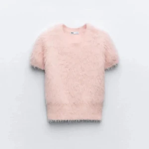 Stickad tröja zara  - Super fin kortärmad tröja från zara och är i storlek xs! Tryck gärna på köp nu!