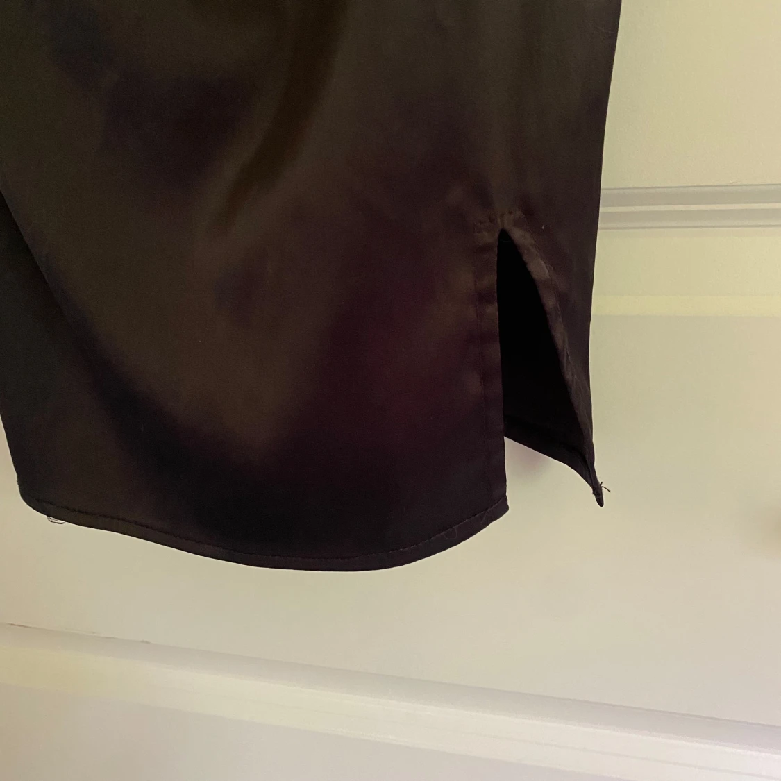 Svart satinklänning med slits XS - 1