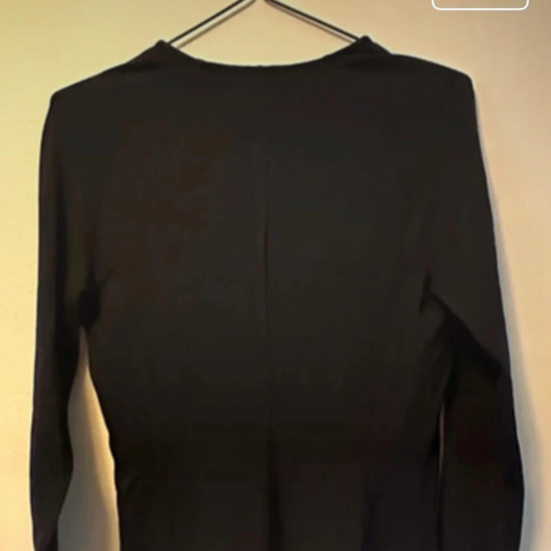 Svart klänning från Filippa K – tidlös och figurnära modell - 1