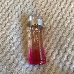 Lacoste Touch of Pink parfym 50ml - Fräsch och feminin parfym från Lacoste, Touch of Pink. Den är helt oanvänd 💗