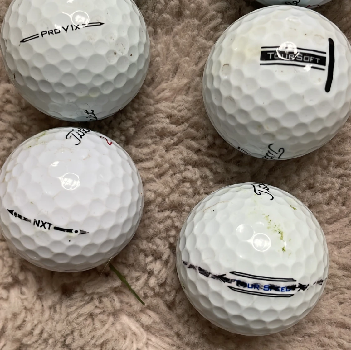 En blandning av titleist bollar det är 8 bollar - 2