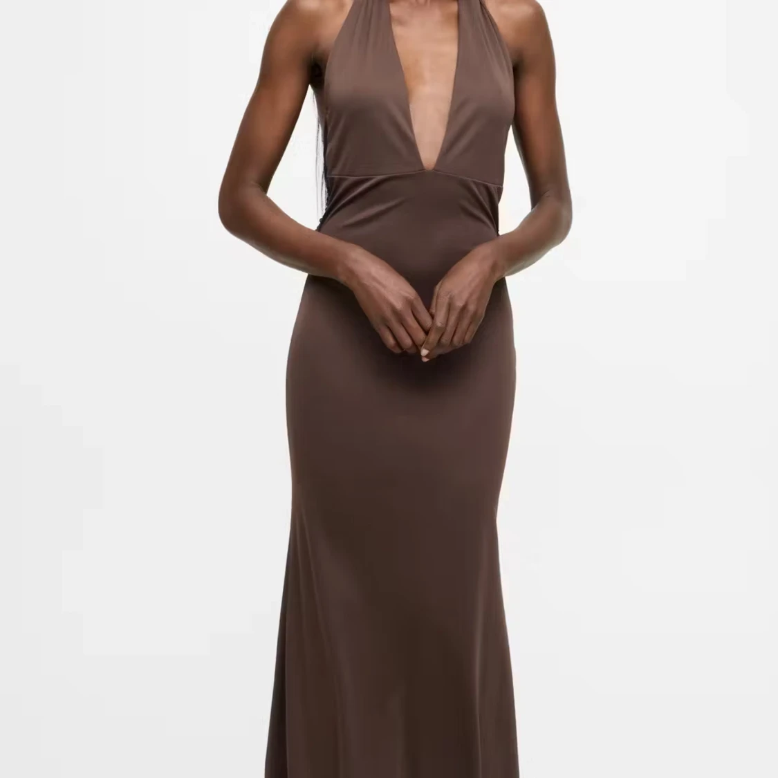 Brun långklänning med djup v-ringning - 1