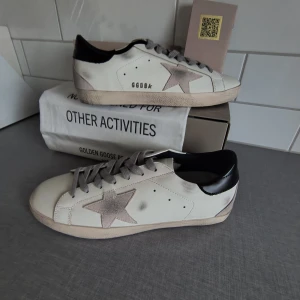 Golden Goose Superstar sneakers vit/grå - Säljer ett par Golden Goose Superstar sneakers helt nya.   strlk43  skick 10/10  allt og fraktar via Postnord hör av er vid frågor Mvh Hugo 