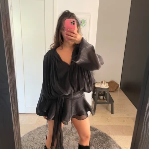 Miss rosier klänning helt ny - Strl M men sitter som en S då de är små i storlek.  Helt ny med lappar och i orginalförpackning nypris 1700kr så kan ej sälja under 920