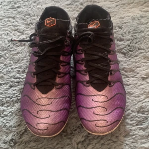 Nike mercurial elite tn - Fotbollskor från nike i elite modellen då strumpan är klippt. Skorna är inspirerade av den populära nike skorna tns i den lila färgen. Orginal påse och låda tillföljer inte, priset är diskuterbart