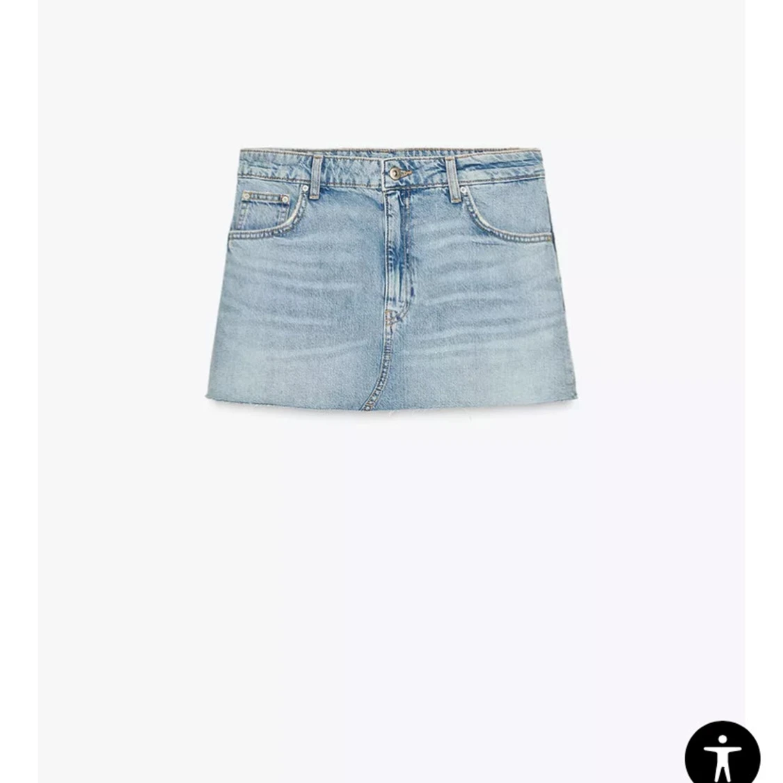 Ljusblå jeanskjol med rå kant