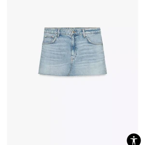 Ljusblå jeanskjol med rå kant - Säljer en helt ny oanvänd minijeanskjol ifrån Zara ! 