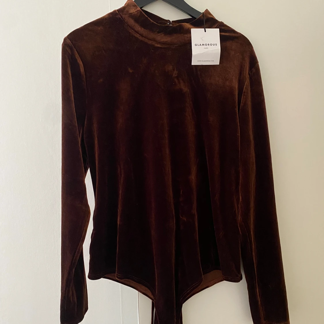 Brun sammetsbody med öppen rygg - 2