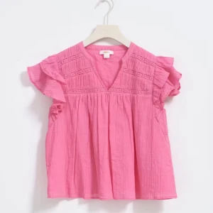 Rosa blus med volangärmar - Supersöt rosa blus med v-ringning och volangdetaljer på de korta ärmarna. Säljer så den inte riktigt passar, men är i mycket bra skick!🩷