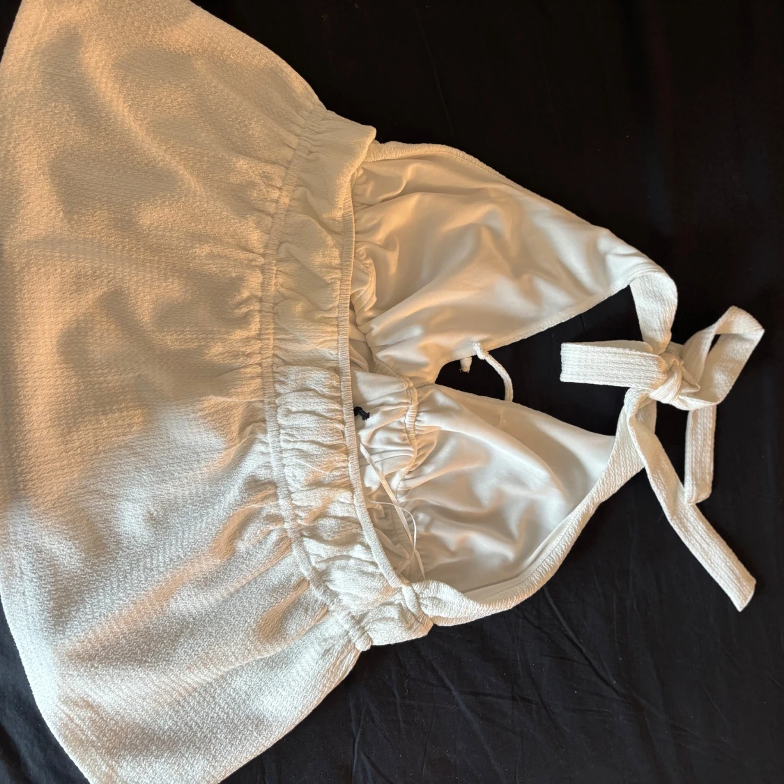 Vit bikiniöverdel med knyt - 1