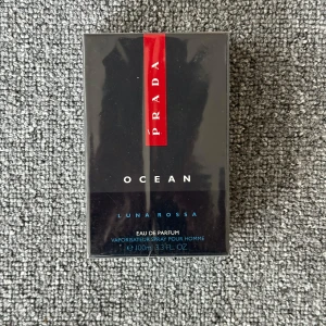 Prada Ocean Luna Rossa EdP 100 ml  - 💎 Prada Luna Rossa Ocean EdP 100 ml – Inplastad 💎 Batchkod: 4Z3K  Ny, oöppnad och inplastad herrparfym från Prada. Fräsch och maskulin doft med bergamott, iris och vetiver. 🔹 100 ml 🔹 Ej tester 🔹 Nypris ca 1 250 kr  💸 Pris: 900 kr 📦 Skickas välpackat – snabb affär prioriteras! 