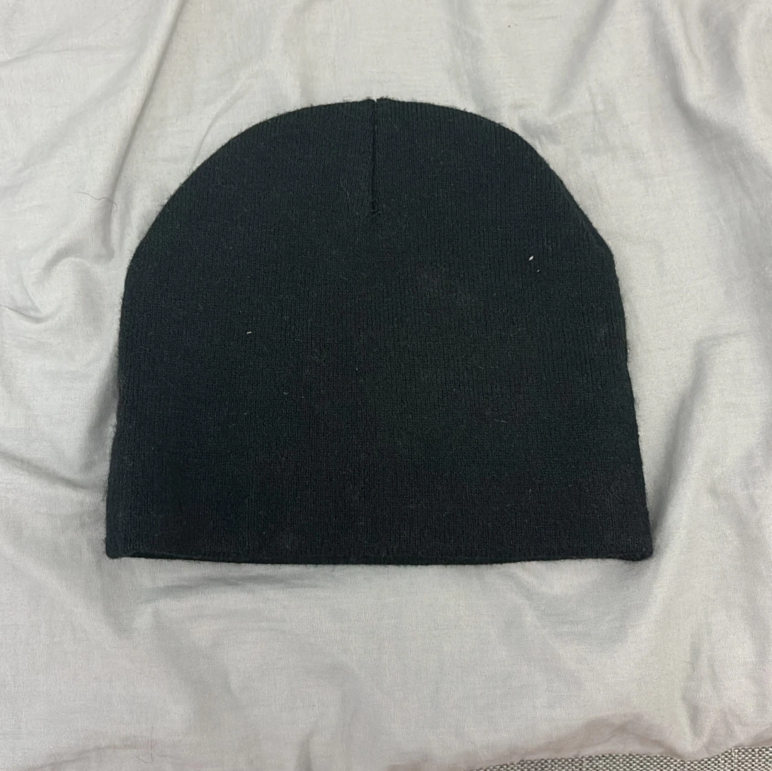 Svart mössa med rosa graffiti-tryck - 1