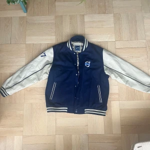 Volvo blå och vit varsity jacka - Vintage Volvo Varsity Jacket. Size L/XL Overall condition is good, except cut on the right sleeve but this can be fixed. Oversized fit.  #varsityjacket #college #leather