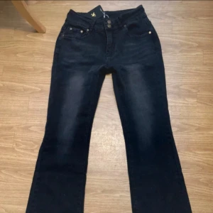 Svarta bootcut jeans - Aldrig använda, har även kvar prislappen!