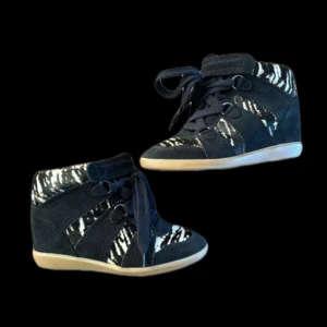 Isabel Marant skor - Unika, väldigt snygga Isabel Marant sneakers med zebramönster och kilklack!🦓