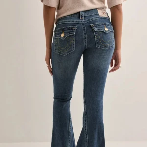 True Religion bootcut jeans blå - Snygga blå jeans från True Religion i Joey modellen (low waist). Jeansen är köpta i mars från pondus och är andvända men är väl omhändertagande så inga defekter.  Säljer därav jag får ingen andvändning av dem längre. Pris kan diskuteras. 
