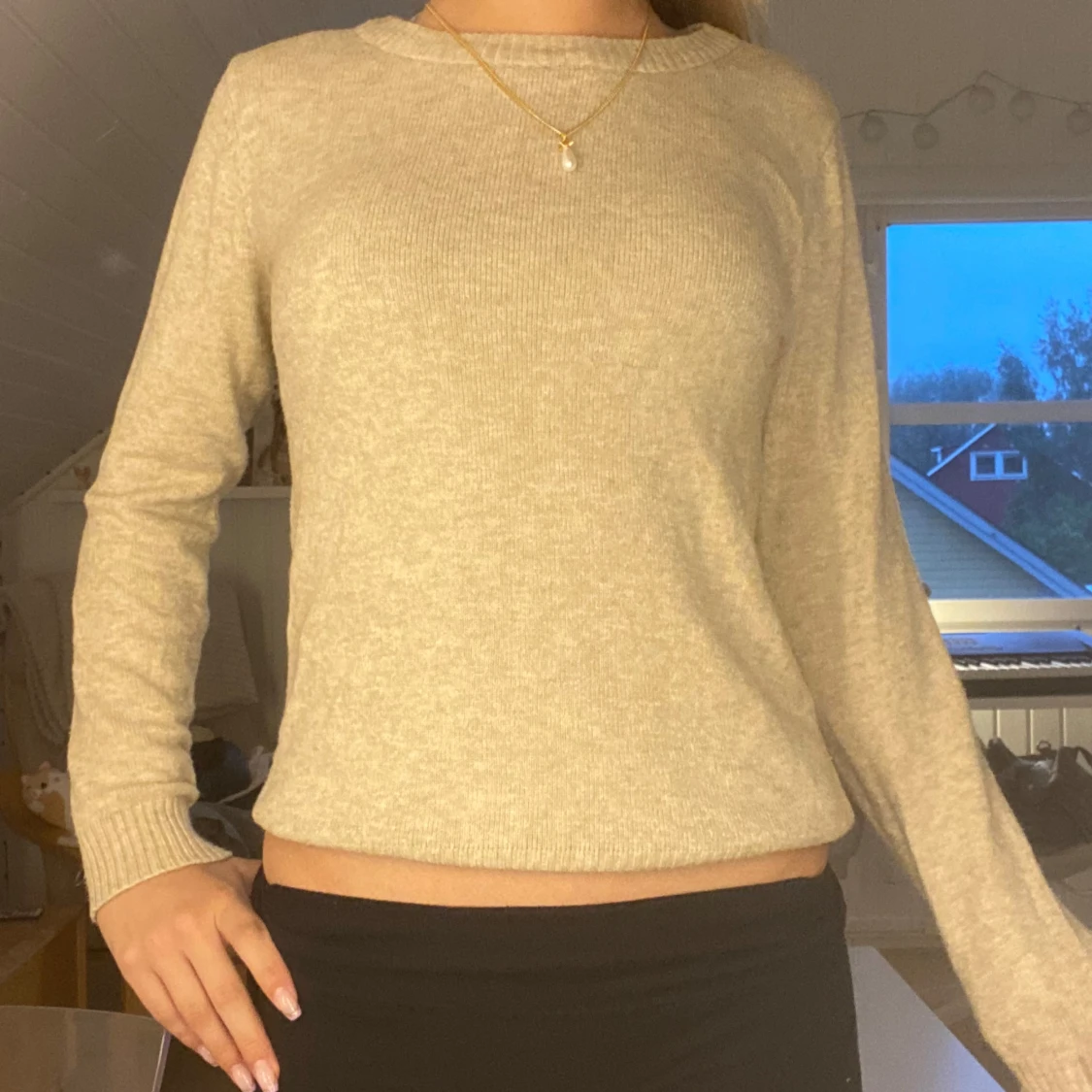 Beige stickad tröja med rund hals - 1