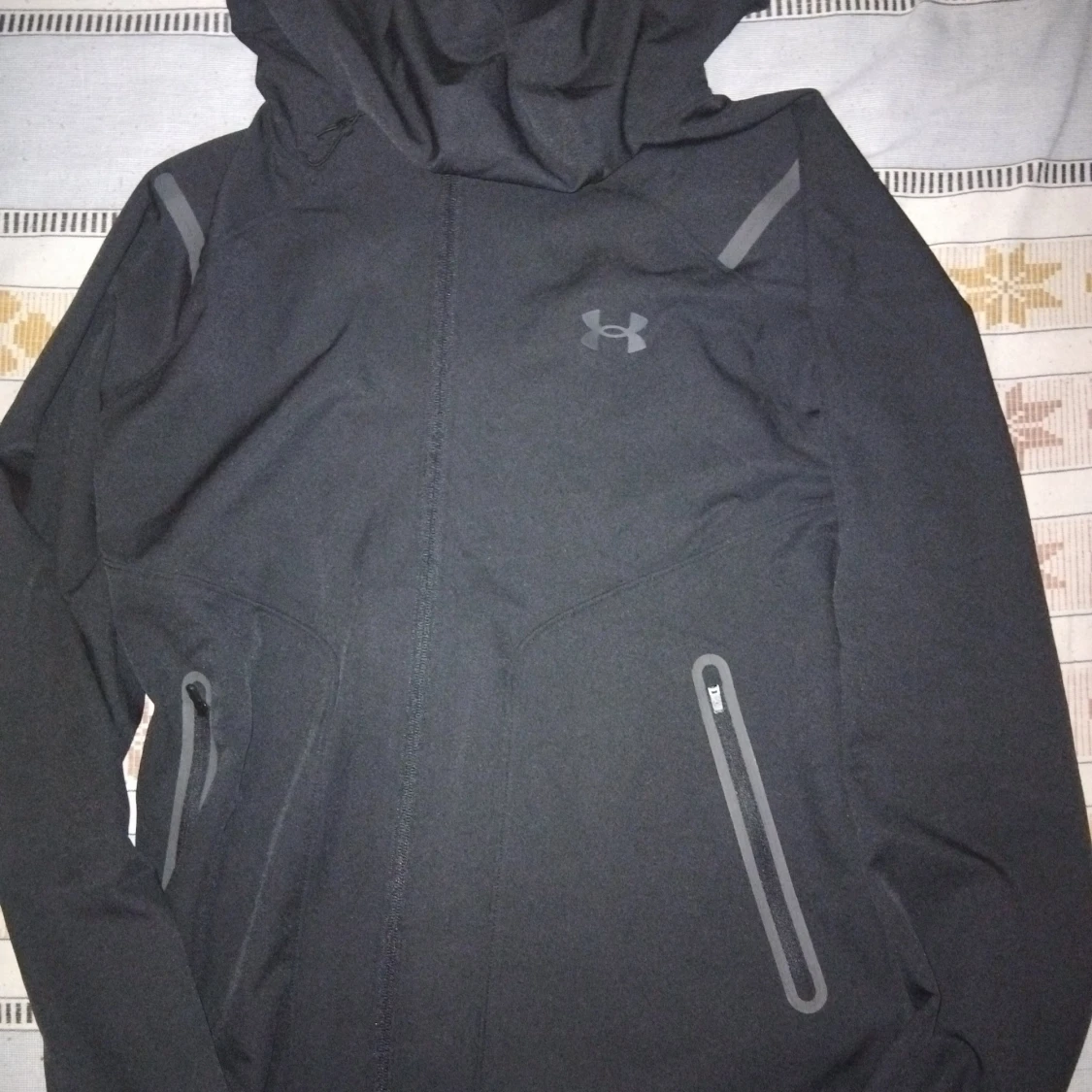 Under armour vindjacka helt svart 