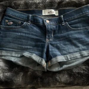 Hollister shorts - Säljer mina super snygga shorts då dom inte kommer till användning längre❤️ detta är inte fast pris och är med på prisförslag ❤️