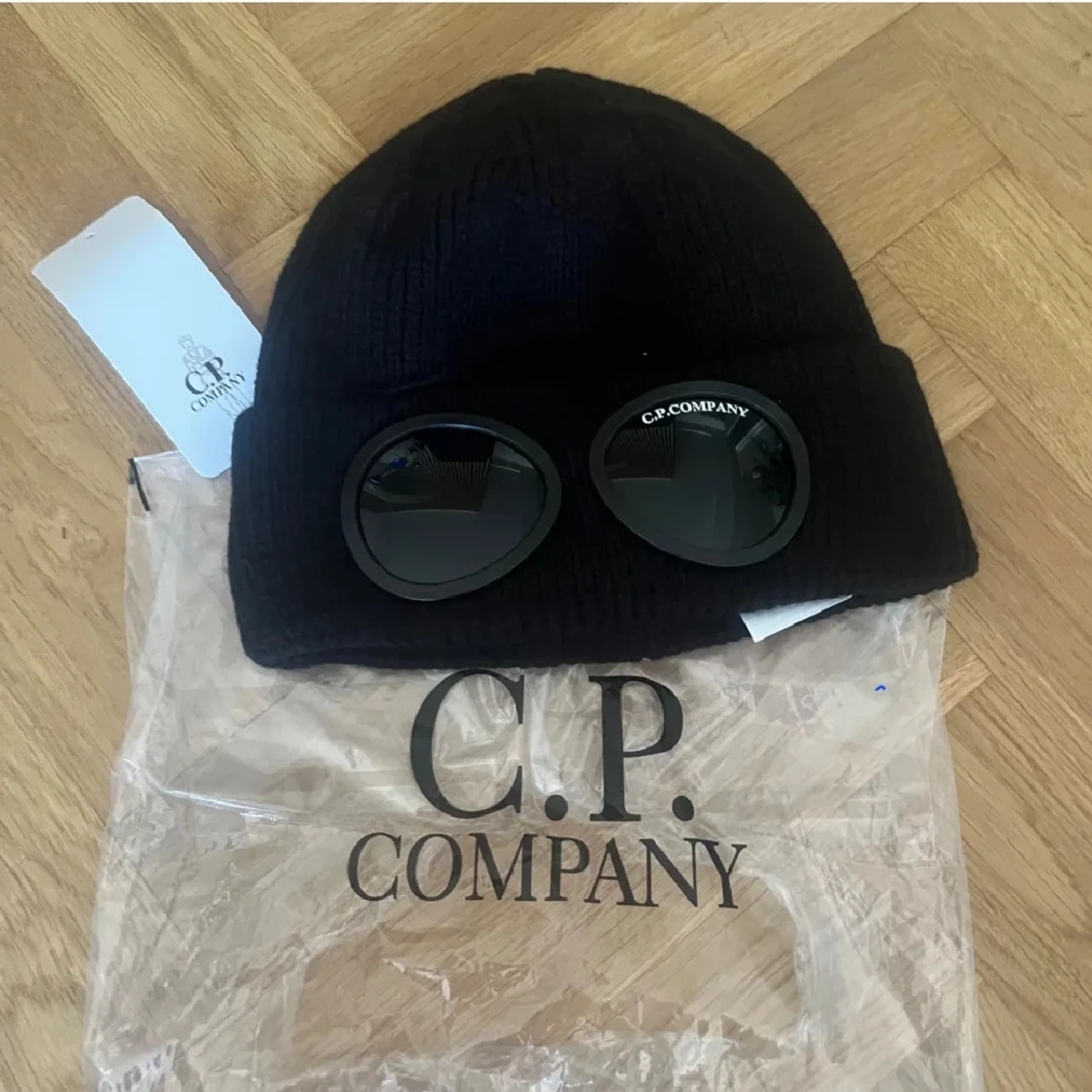 Svart mössa med goggles C.P. Company