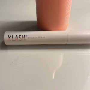 Xlash Eyelash Serum - Xlash PRO Eyelash Serum i vit tub med svart och silver text. Perfekt för dig som vill boosta dina fransar och få dem att se längre och fylligare ut. Enkel att applicera med smidig applikator. Stilren design som passar i necessären. Helt ny!!!! Och den stora