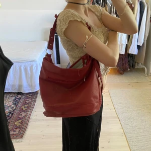 Söt röd väskaaxelremsväska - Väska med fler fickor och två olika band, dm för bilder på mått eller slitage 🤍