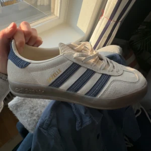 Adidas Gazelle indoor - Snygga Adidas Gazelle sneakers. Svin bra skick, knappt använda och perfekta i sommar, sjukt ovanlig färg kombo också med unika streck - storlek 41 2/3. Nypris 1400 ish