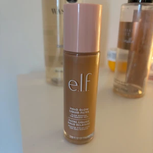 Elf Halo glow - Säljer min oanvända (endast swatchad på handen) elf halo glow i färgen 4 Medium! Säljer på grund av fel färg. Köpt för 189kr på Lyko ❣️