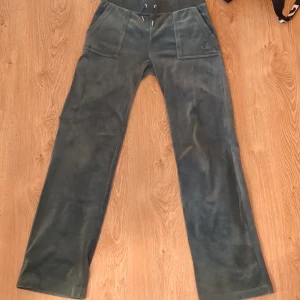 Mörkgröna juicy byxor stl. S - Mörkgröna juicy byxor stl. S lite slitna vid fickorna men inget som syns väldigt sköna