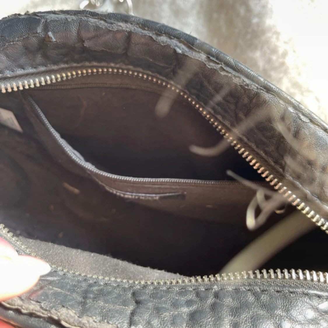 Svart axelväska med nitar från Gina Tricot - 4