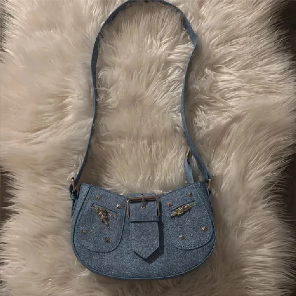 Blå jeans axelväska med nitar