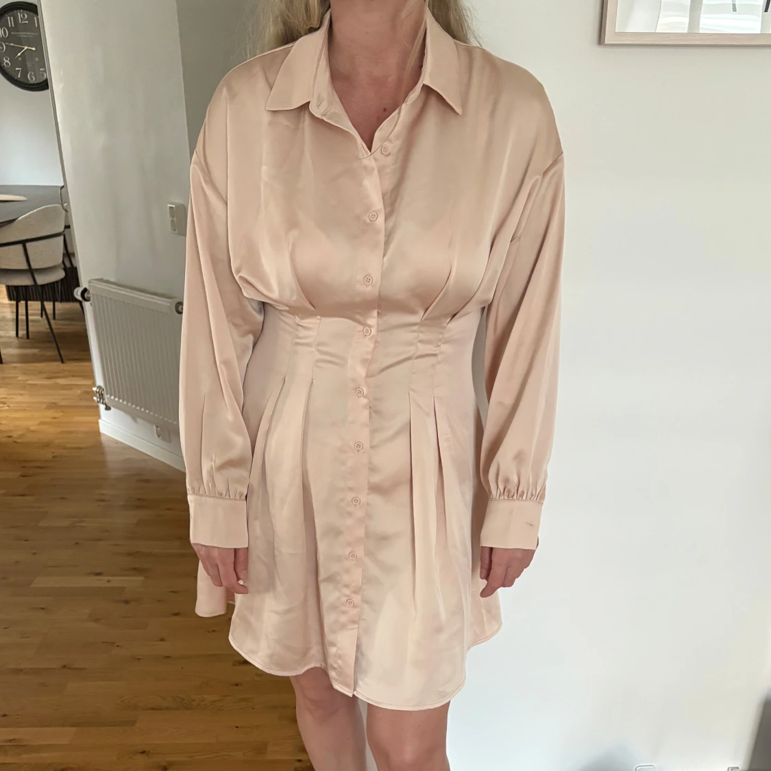 Ljusbeige skjortklänning i satin