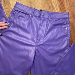 Lila läderbyxor - Snygga lila byxor i polyester (fakeläder) från H&M. Bara använd två gånger, storlek 40 i mycket bra skick! Perfekta för dig som vill sticka ut med färg!💜
