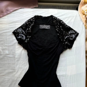 Festlig topp - Toppen är i mycket bra skick, och ser ganska så festlig ut, när man har på sig den så känns det som en glittrig kofta över en topp. Men det är en topp med en kombination av båda 🫶🏻