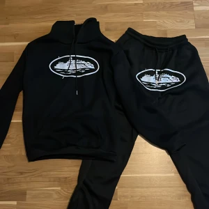 Svart corteiz set - Jag säljer ett Corteiz set som är i jättebra skick med Inga tecken på användning. Köpte det från plick och som tyvärr inte riktigt passar mig så lika bra att sälja vidare.