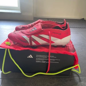 Adidas Predator Elite med AG-dobbar - Adidas predators elite med AG-dobbar, skorna är inte så slitna, då jag bara har använt dem i två månader ungefär, jag blev tvungen att sälja dem eftersom dem är för små. De är lite slitna vid tårna. Nypris: 3300