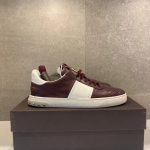 Valentino flycrews vinröda - Säljer dessa flycrews för att de inte passar längre ge gärna bud!! Och skriv om ni har någon fråga eller vill ha mer bilder 