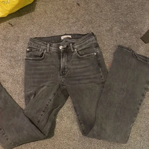 Svarta  jeans från Gina Tricot - Snygga svarta boot cut jeans från Gina Tricot, modell Perfect Jeans. Jeansen har klassisk femficksdesign, dragkedja och knapp framtill samt smal passform hela vägen ner. Perfekta till sneakers eller boots.