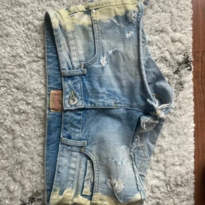 Ljusblå lowwaist jeansshorts med nitar - Snygga low waist jeansshorts i strl 36, midja:40cm. Kommer fler unika jeansshorts/kjolar så följ!!