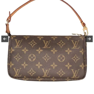 Louis Vuitton monogram axelväska - Säljer en klassisk Louis Vuitton axelväska i brunt skinn med ikoniskt monogrammönster och guldfärgade detaljer. Väskan har en smidig dragkedja upptill och en kort axelrem i läder. 