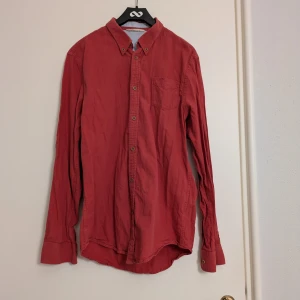 Skjorta från NN.07 i bomull/linne - Snygg skjorta från NN.07 (No Nationality) med klassisk krage och bröstficka. Skjortan är tillverkad i en skön mix av 70% bomull och 30% linne, vilket ger en avslappnad känsla. Långärmad modell med knappar framtill och vid ärmslut. Färgen är lite ljusare än på bilderna. 