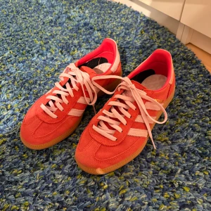 Adidas Originals Handball Spezial - Säljer mina supersnygga Adidas Originals Handball Spezial, som tyvärr inte kommer till användning. Använd 1 gång så i nyskick! Låda medföljer! Köpta från adidas egna hemsida för 1349kr. Storlek 36 men stora i storleken, passar perfekt för mig som har vanligtvis 37,5!💓